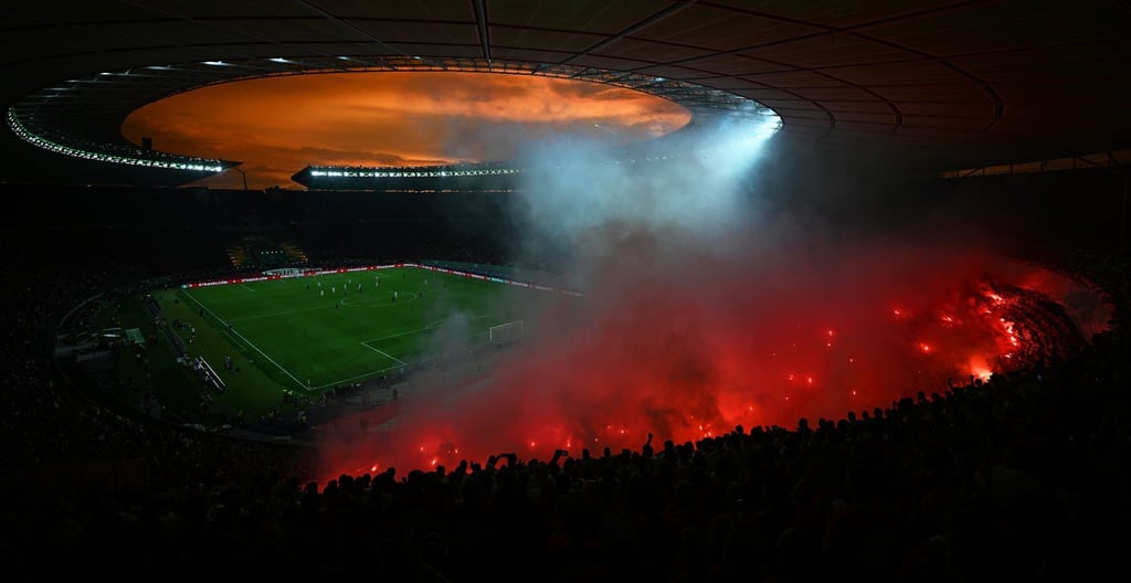 Die Fans des 1. FC Kaiserslautern brannten Pyrotechnik ab.
