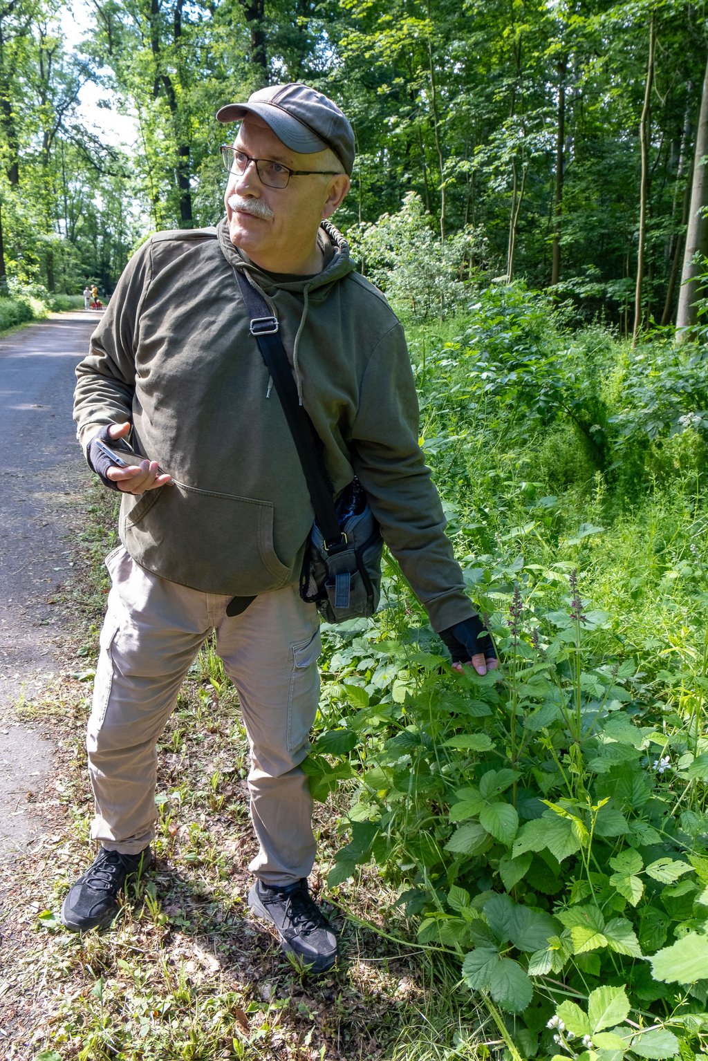 Andreas Liste erläutert Pflanzen, die im Tiergarten gedeihen.