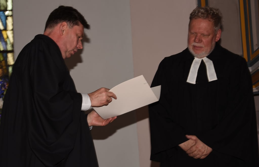 Superintendent Steffen Doms (links) übergab Pfarrer Dieter Borchert die Abschiedsurkunde.