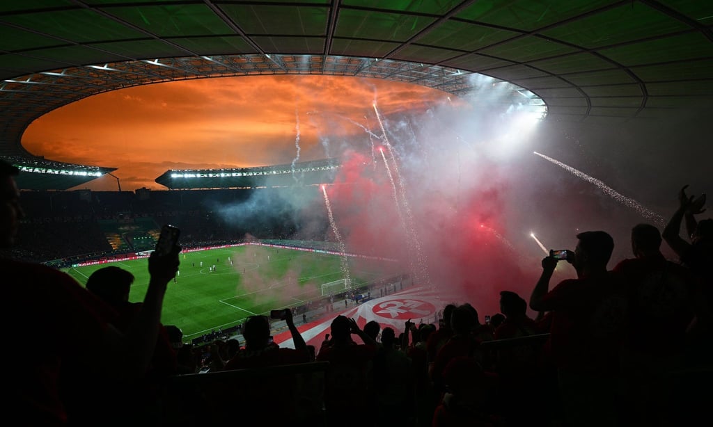 Fans von Kaiserslautern zündeten Pyrotechnik im Olympiastadion.