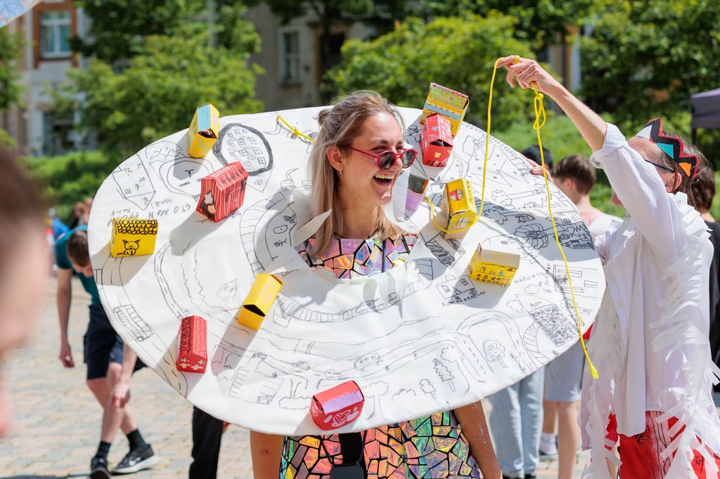 Beim Zirkuskarneval mit dem Zirkus Upsala, der unter anderem mit dem Basteln von Kostümen auf dem Zeitzer Altmarkt begann, ging es bunt und schrill zu. Dabei wurden farbenfrohe und spezielle Kostüme gebastelt und präsentiert.