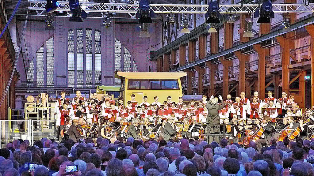 Etwa 800 Zuschauer verfolgten die Aufführung von Beethovens neunter Sinfonie im Alstomwerk in Stendal.