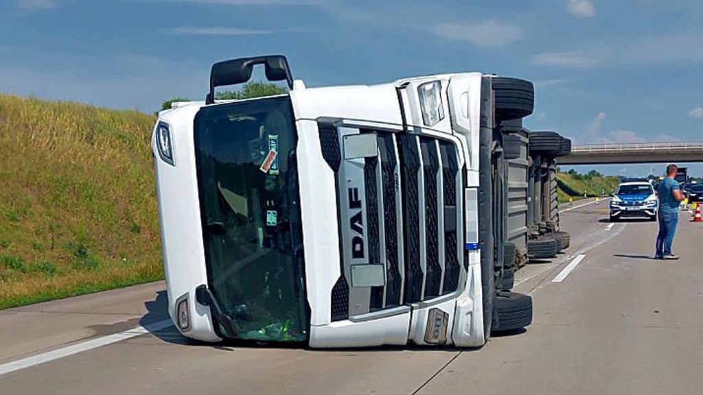 Der Unfall ereignete sich am Freitagvormittag kurz nach der Raststätte Köckern in Fahrtrichtung München.