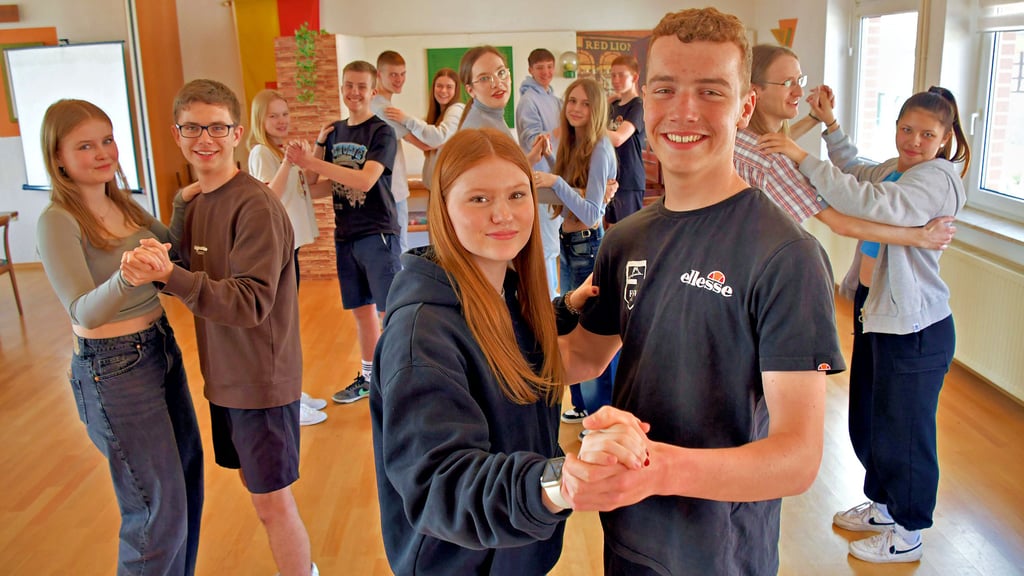 Beim Tanztraining konzentriert und mit Spaß in Aktion sind Tessy Kersten (vorn, von links) und Nick Engel, Jette Sabla und Lenny Scharenberg sowie Paula Fritzsche (mittlere Reihe, von links) und Noah Wehrmeister, Lilli Boris und Evelina Rudolff, Tanzlehrer Christian Geppert und Annabel Winkler sowie Paul Körtge (hintere Reihe, von links) und Nele Malicke sowie Gregory König und Marlon Behrens.