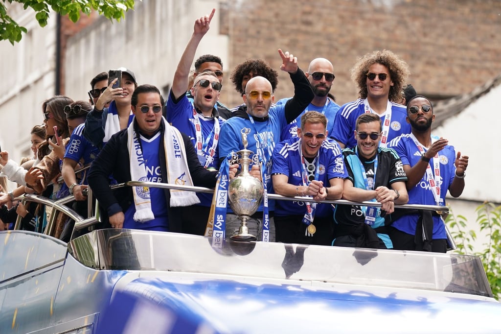 Feierte mit Leicester City den Aufstieg: Trainer Enzo Maresca (M.).