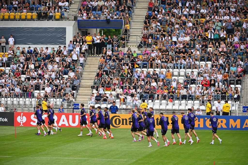 Beste Stimmung und viele Fans beim Training des Nationalteams in Jena.
