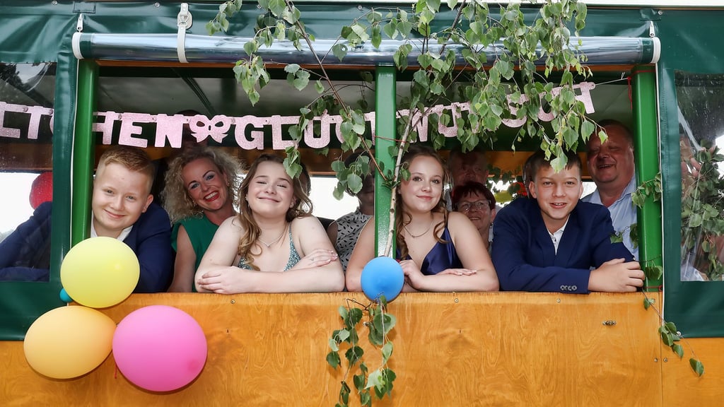 Den gleichen Wagen wie zur Einschulung vor acht Jahren hatten die Katharinenriether zur Jugendweihe von Elias, Lena, Hanna und Hannes Georg (v.l.) besorgt. Und wie damals schauten sie heraus. Wie 2016 ließen Eltern, Verwandte und Freunde die Vier bei einer großen Feier hochleben.