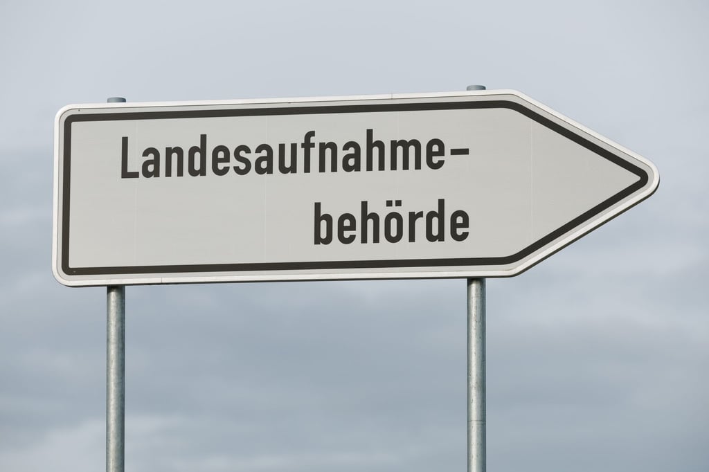Blick auf ein Schild „Landesaufnahmebehörde“.