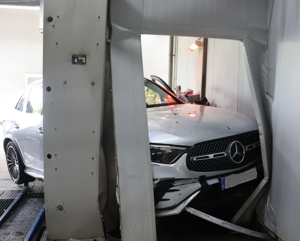 Ein demoliertes Auto in Bünde nach einem Auffahrunfall beim Einfahren in eine Waschanlage.