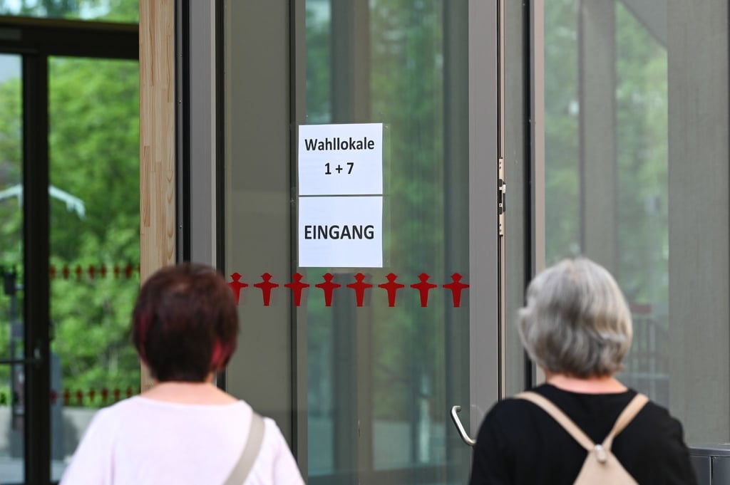 Wähler kommen zum Wahllokal im Gymnasium Rutheneum. Zur Kommunalwahl in Thüringen werden unter anderem Bürgermeister, Landräte, Stadträte und Gemeinderäte neu gewählt.