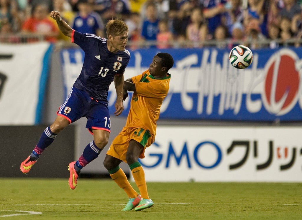 Japans Yoshito Okubo (L) köpft den Ball an Sambias Lubambo Musonda (R) vorbei in der zweiten Halbzeit eines internationalen Freundschaftsspiels im Raymond James Stadium in Tampa, Florida, USA, 06. Juni 2014.