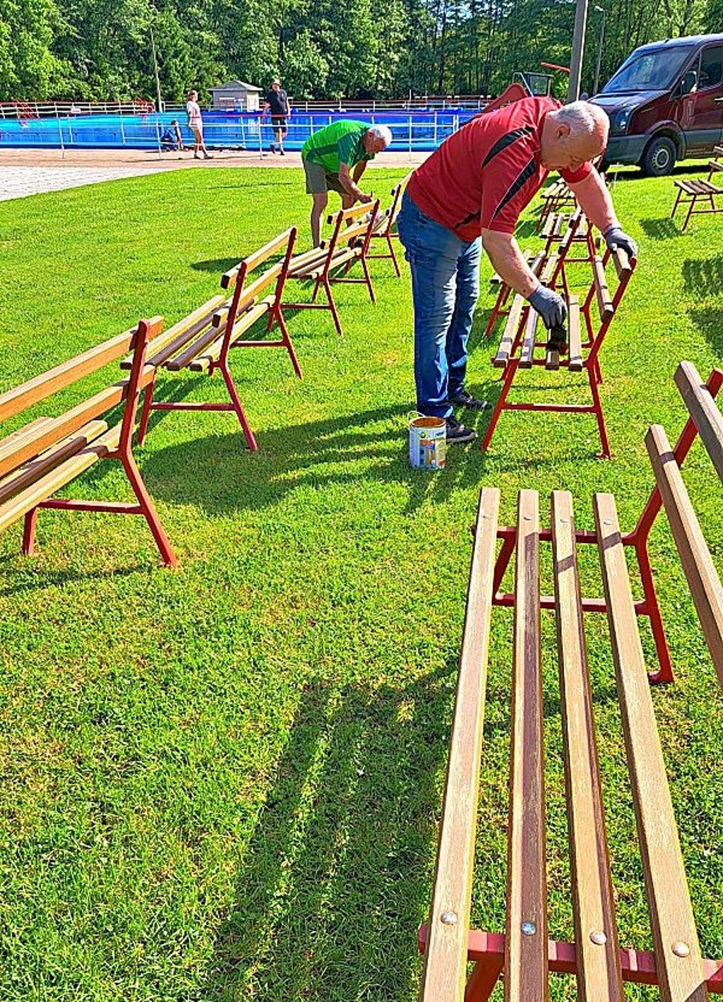 Sämtliche Bänke und Holzgegensände im Bad wurden gestrichen.
