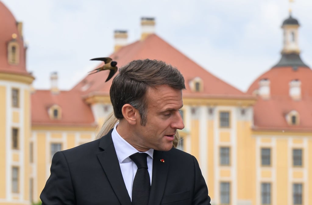 Emmanuel Macron, Präsident von Frankreich, steht vor dem Schloss Moritzburg.