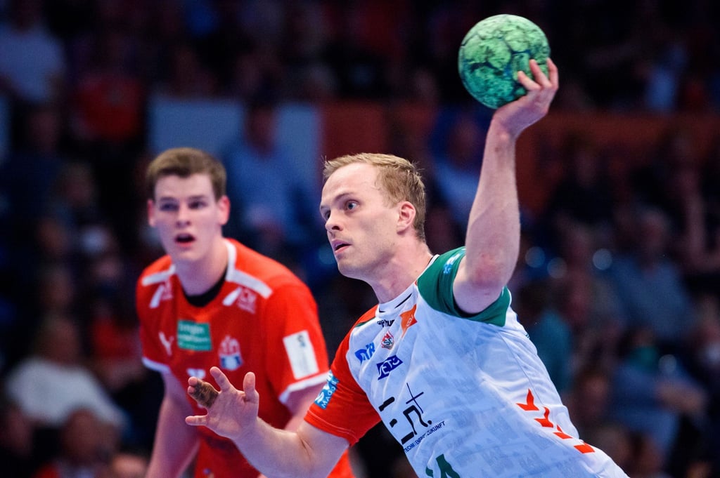 Magdeburgs Omar Ingi Magnusson wirft im Spiel gegen Hamburg auf das Tor.