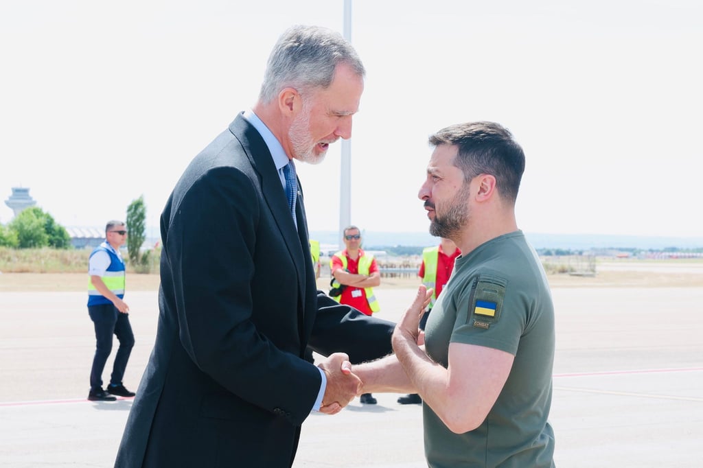 Spniens König Felipe VI. begrüßt den ukrainischen Präsidenten Wolodymyr Selenskyj.