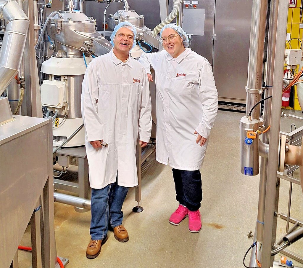 Die beiden Gewinner bei der Werksführung in Bautzen.