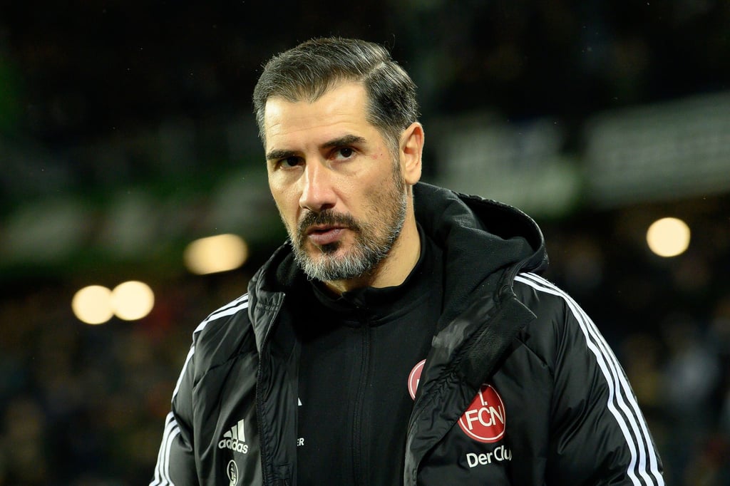 Nürnbergs Trainer Christian Fiel ist vor dem Spiel im Stadion. Der Deutsch-Spanier soll sich mit Hertha BSC über einen Vertrag einig sein.