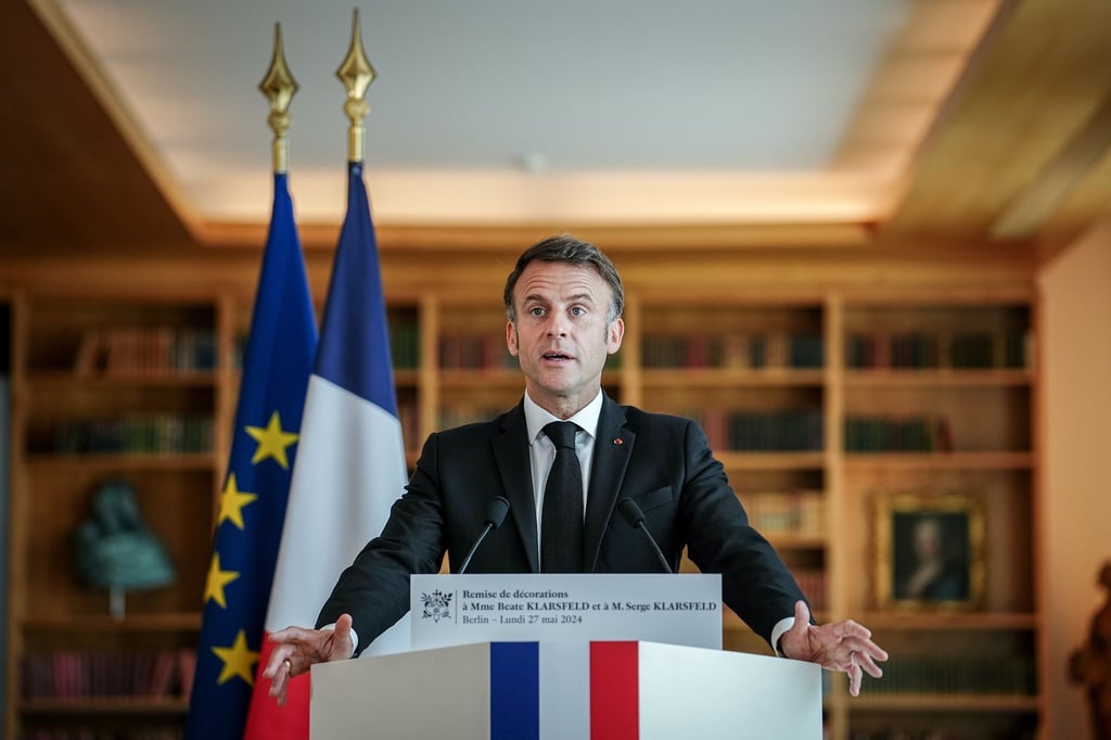 Emmanuel Macron, Präsident von Frankreich, spricht bei der Ordensverleihung in der französischen Botschaft.