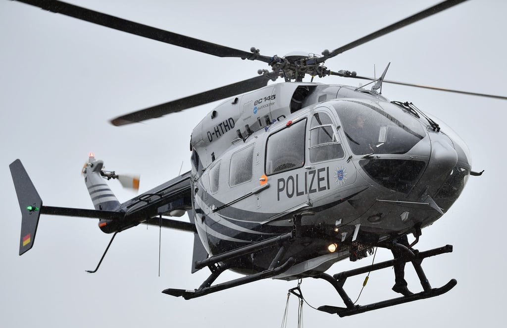 Der neue Hubschrauber EC 145 der Thüringer Polizei bei einem Einsatz.
