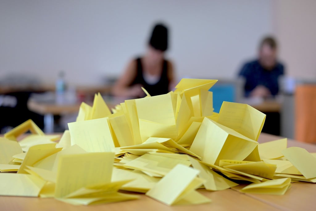 Die Stimmzettel für die Auszählung der Stimmen zur Bürgermeisterwahl in Arnstadt auf einem Tisch im Wahllokal in der Stadthalle Arnstadt. In Thüringen werden eine Vielzahl von Stadt- und Gemeinderäten, 94 Oberbürgermeister und Bürgermeister sowie 13 Landräte gewählt. Die Stichwahlen sind für den Tag der Europawahl (9. Juni) geplant.