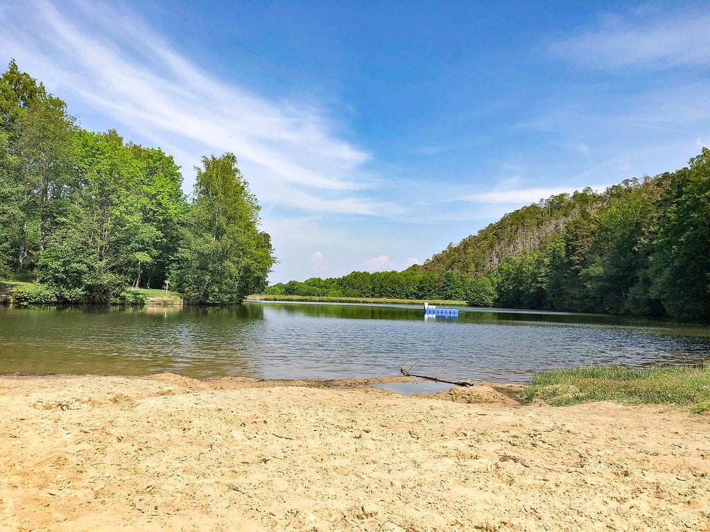 Idyllisch gelegen: der Osterteich in Gernrode. Die Vorbereitungen für den Saionstart im Waldbad sind auf der Zielgeraden..