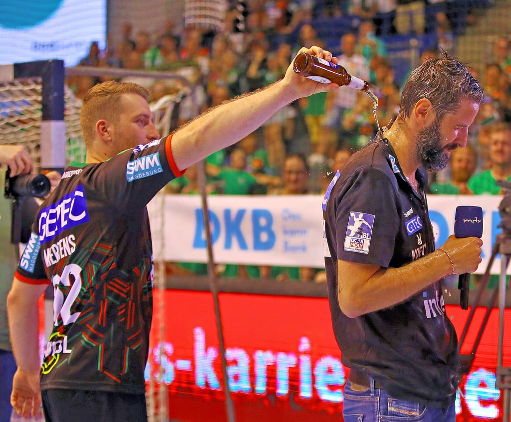 Bennet Wiegert bekommt im Interview von Lukas Mertens die Meister-Bierdusche verpasst.