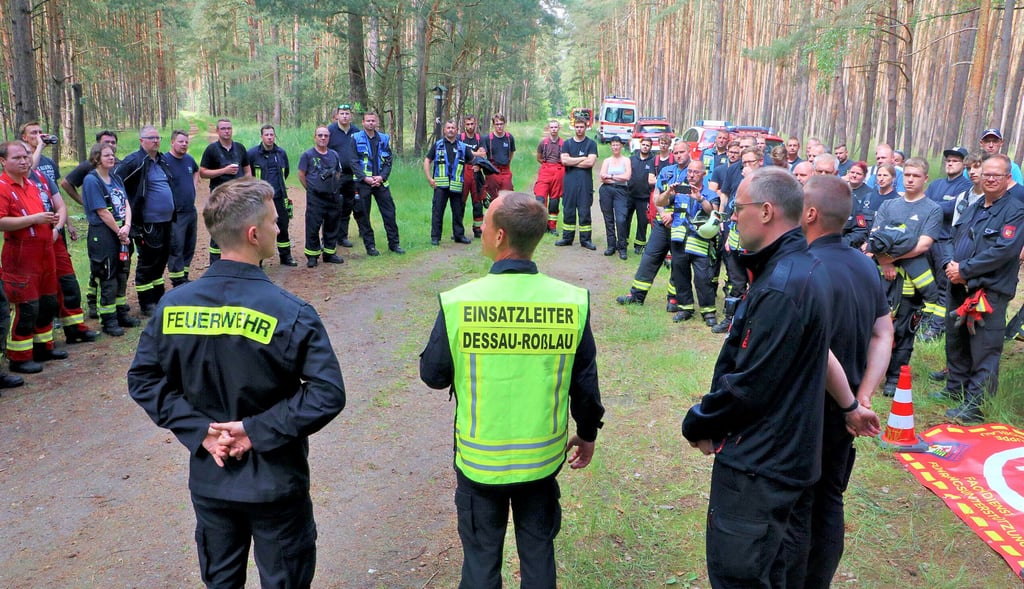 Wie Leipa im Fall eines großen Feuers in der Glücksburger Heide geschützt werden kann, ist am Sonnabend  vom Waldbrandlöschverband Ost, dem Wehren aus den Kreisen Wittenberg, Anhalt-Bitterfeld und der Stadt Dessau-Roßlau angehören, trainiert worden. Anschließend folgt im Wald eine kurze Auswertung. 