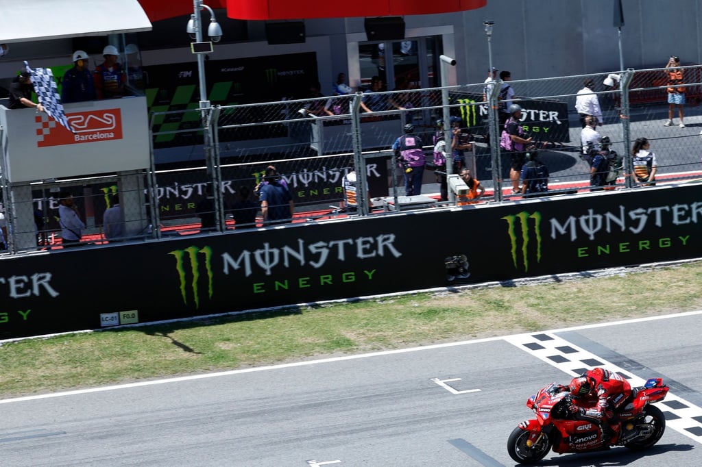 Der Italiener Francesco Bagnaia fährt auf seiner Ducati über die Ziellinie und gewinnt das MotoGP-Rennen.