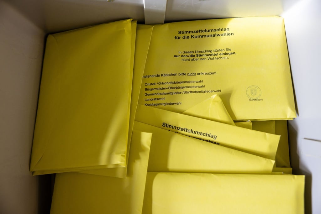 Briefwahlumschläge für die Kommunalwahl liegen im Rathaus Hildburghausen zur Auszählung bereit. Gewählt werden 17 Kreistage, Stadträte und Oberbürgermeister in den 5 kreisfreien Städten und Landräte in 13 Landkreisen, dazu kommen die Wahlen für 600 Stadt- und Gemeinderäte.