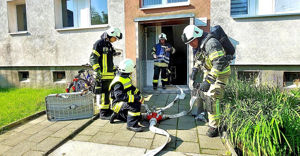 Oschersleber Feuerwehrleute sind vor einem Wohnhaus in der Albert-Einstein-Straße im Einsatz.