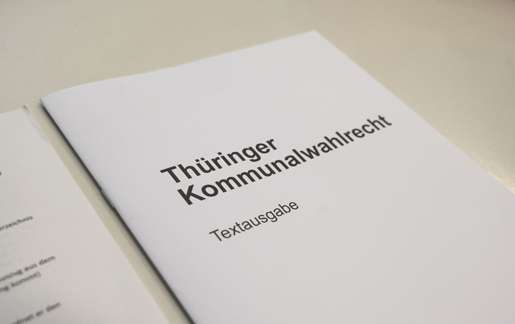 Die gedruckte Ausgabe des Thüringer Kommunalwahlrechts ist in einem Wahllokal ausgelegt. Zur Kommunalwahl in Thüringen werden unter anderem Bürgermeister, Landräte, Stadträte und Gemeinderäte neu gewählt.