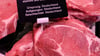 In Deutschland müssen seit Februar auch für unverpacktes Fleisch von Schweinen, Schafen, Ziegen und Geflügel das Aufzucht- und das Schlachtland auf Schildern angegeben werden.
