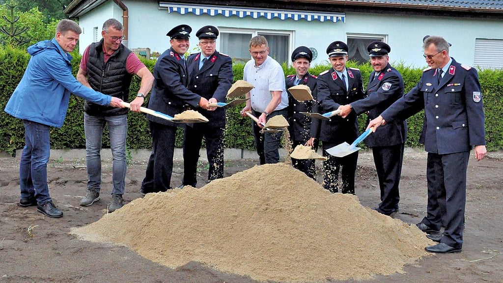 Mit dem symbolischen ersten Spatenstich begann der Bau des Gerätehauses in Klein Wieblitz.