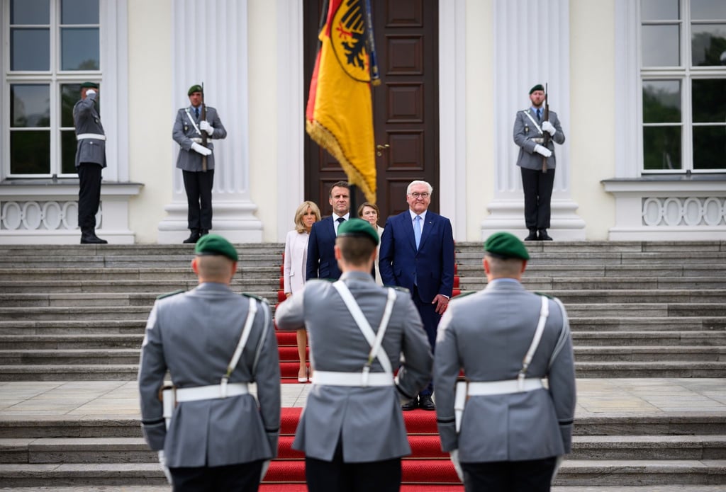 Bundespräsident Frank-Walter Steinmeier und seine Frau Elke Büdenbender begrüßen Emmanuel Macron, Präsident von Frankreich, und seine Frau Brigitte Macron mit militärischen Ehren vor dem Schloss Bellevue.