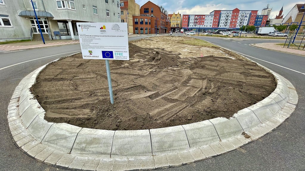 Vergangene Woche wurde mit den Arbeiten am Kreisverkehr Mühlstraße begonnen. Für die weitere Bepflanzung ist eine Sperrung nötig.