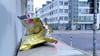 Man muss nicht lange suchen, um Müllsünden aufzuspüren: In der Arndtstraße in Magdeburg hat jemand Chipstüten auf einem Stromkasten hinterlassen.