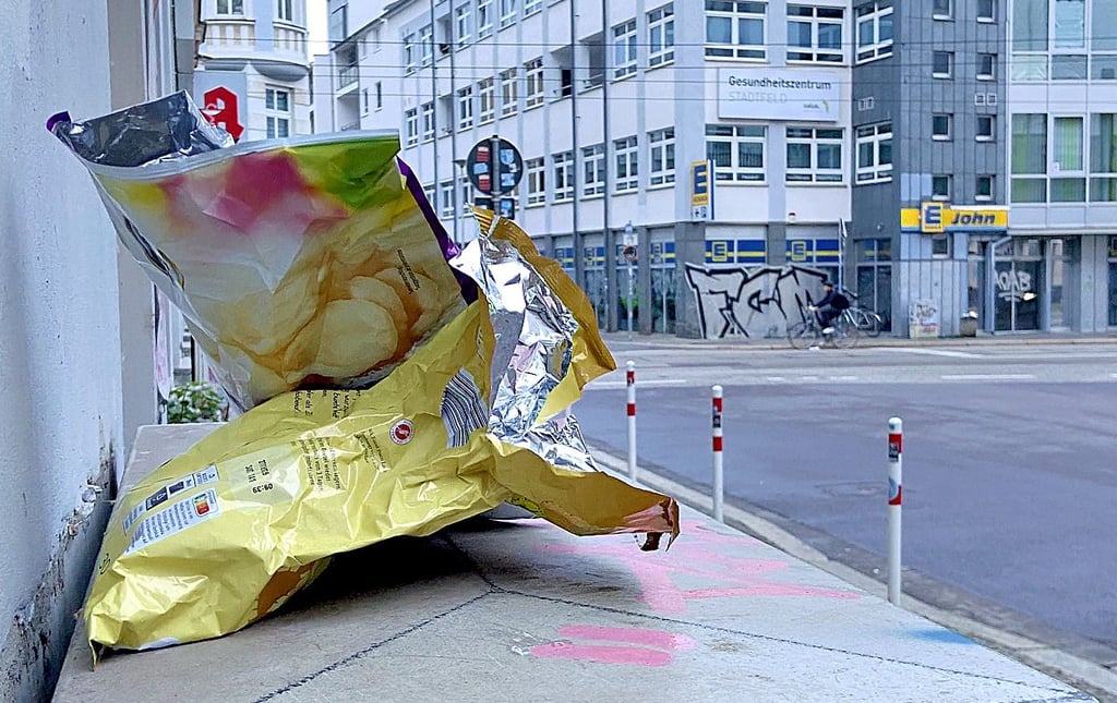 Man muss nicht lange suchen, um Müllsünden aufzuspüren: In der Arndtstraße in Magdeburg hat jemand Chipstüten auf einem Stromkasten hinterlassen.
