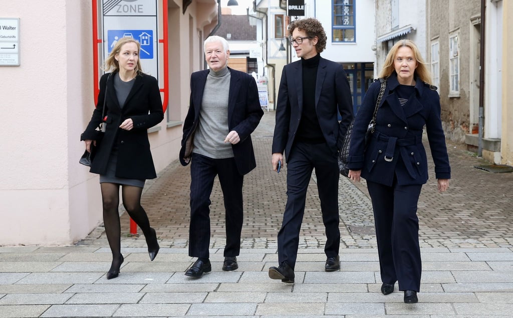 Anton Schlecker (2.v.l) mit seiner Frau Christina (r) und seinen Kindern Meike (l) und Lars (2.v.r).