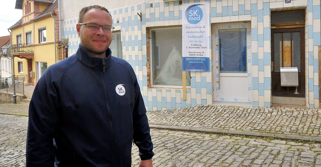 Stefan Sieber steht im Nebraer Wasserweg vor der künftigen Filiale des von ihm übernommenen Sanitätshauses.