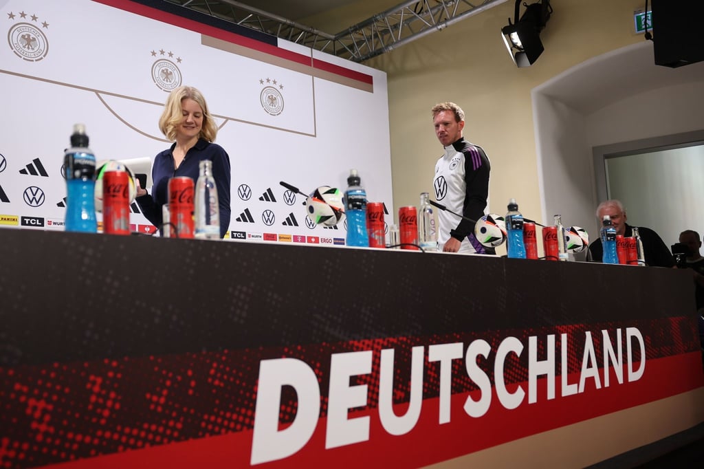 Pressesprecherin der Nationalmannschaft Franziska Wülle (l-r), Bundestrainer Julian Nagelsmann und Sportdirektor Rudi Völler kommen zur Pressekonferenz.