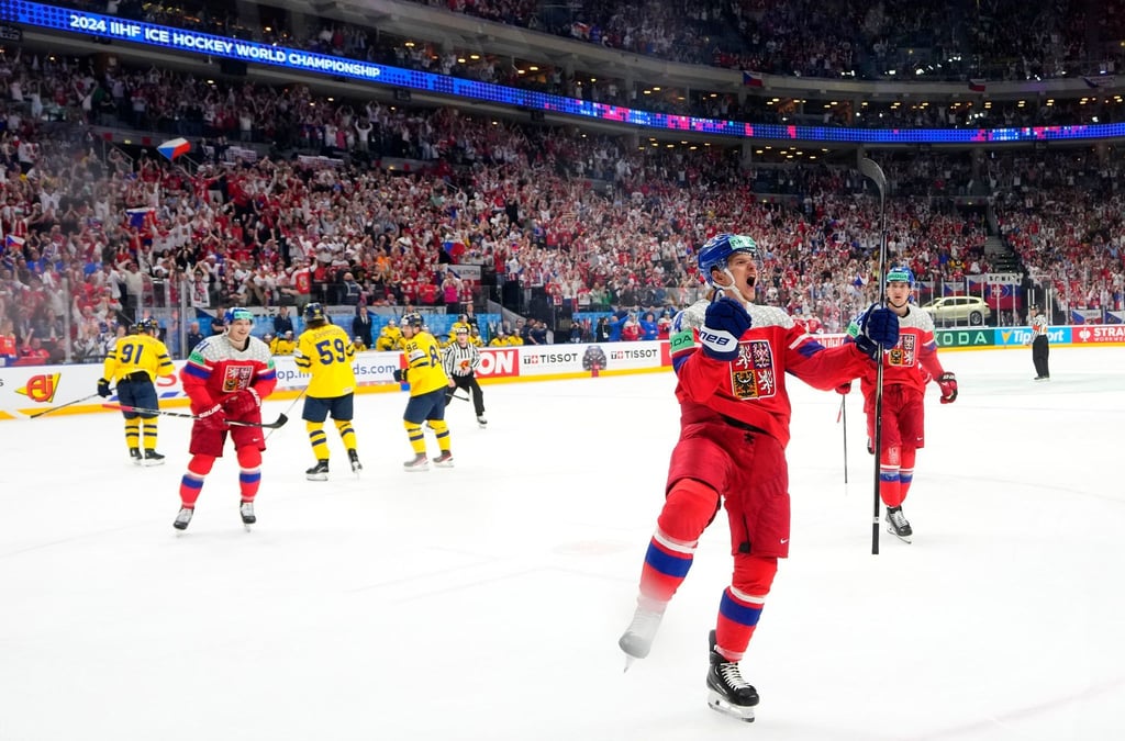 Gastgeber Tschechien setzte sich im Halbfinale gegen Schweden mit 7:3 durch.