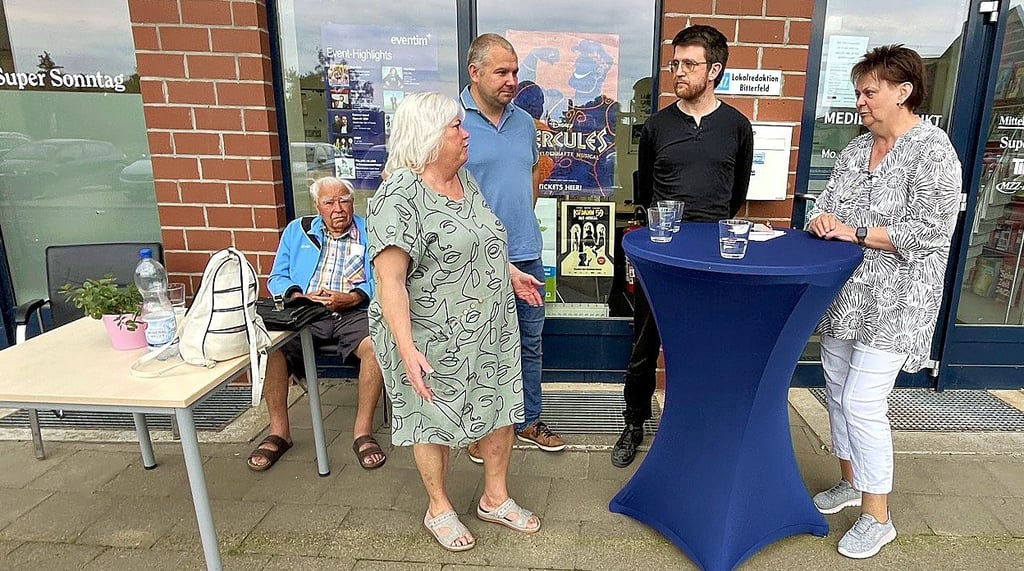 Die Kandidaten Birgit Todorovic (2.v.l.) André Krillwitz (3.v.l.) und Evelyn Prochnow (r.) im Gespräch mit MZ-Redakteur Robert Martin (2.v.r.)