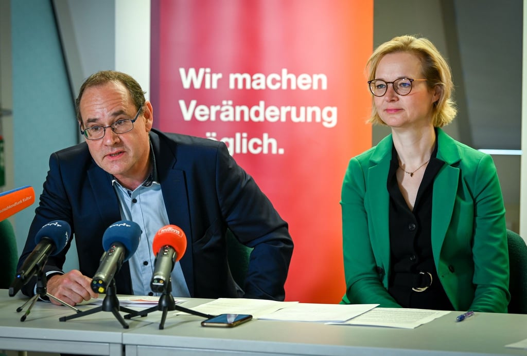 Tilo Kummer (l), Geschäftsführer der Partei Bündnis Sahra Wagenknecht (BSW) und Katja Wolf, Bürgermeisterin von Eisenach und Landesvorsitzende (BSW) sprechen bei einer Pressekonferenz.