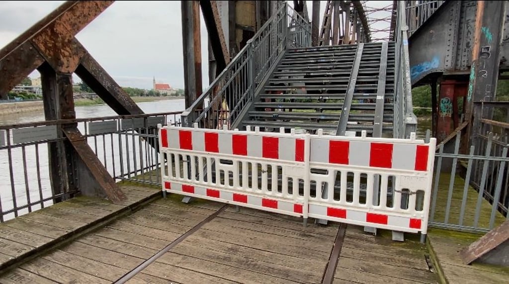Obwohl die kaputte Holzbohle an der Hubbrücke repariert wurde, bleibt die Brücke für Fußgänger abgesperrt