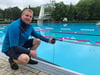 Schwimmmeister Christian Buschhardt misst die Temperatur im Schwimmbecken.