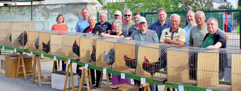 Die Teilnehmer des Hähnewettkrähens in Eggersdorf hatten gemeinsam Spaß.