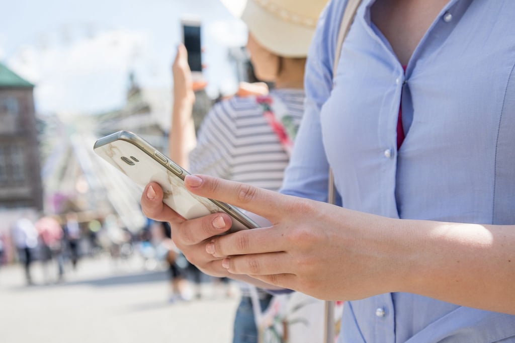 Wählt sich das Smartphone in Grenzregionen in Nicht-EU-Netze ein, kann dies hohe Kosten verursachen.