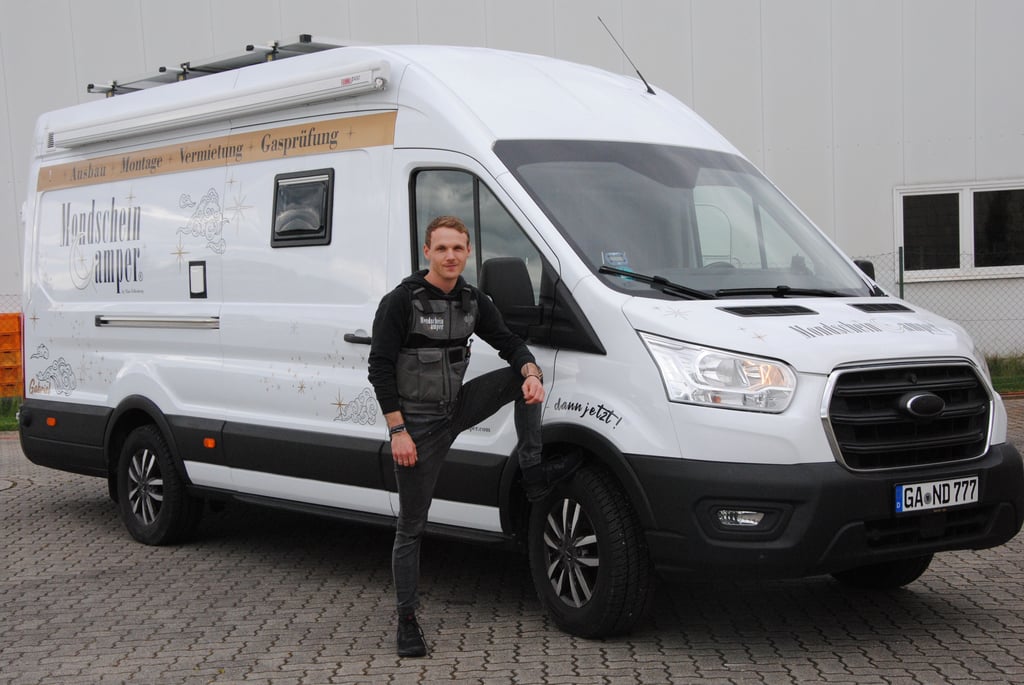 Tino Fellenberg ist Gründer von Mondschein Camper in Gardelegen. Er baut Camper aus, kümmert sich um die Gasprüfung, repariert und vermietet sie.