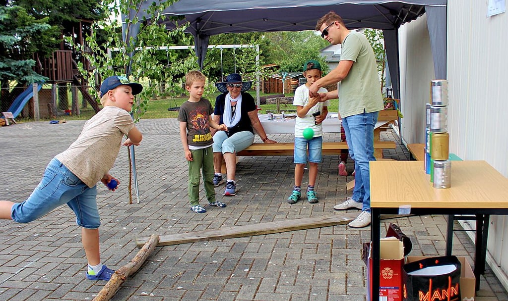 Beim Büchsenwerfen konnten auch Preise abgeräumt werden.