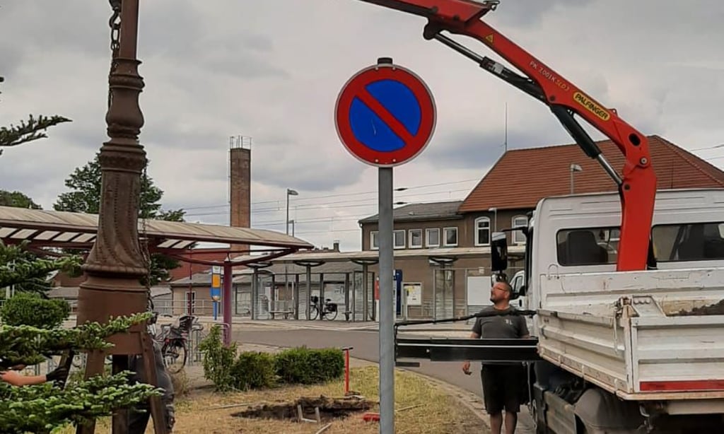 Mit einem Kran wurde die historische Gusslaterne an den Bahnhof von Tangerhütte gebracht.